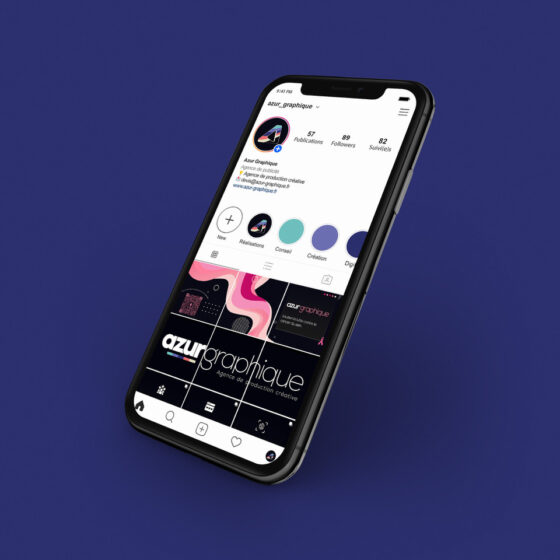 Photo d'un téléphone avec le feed instagram Azur Graphique